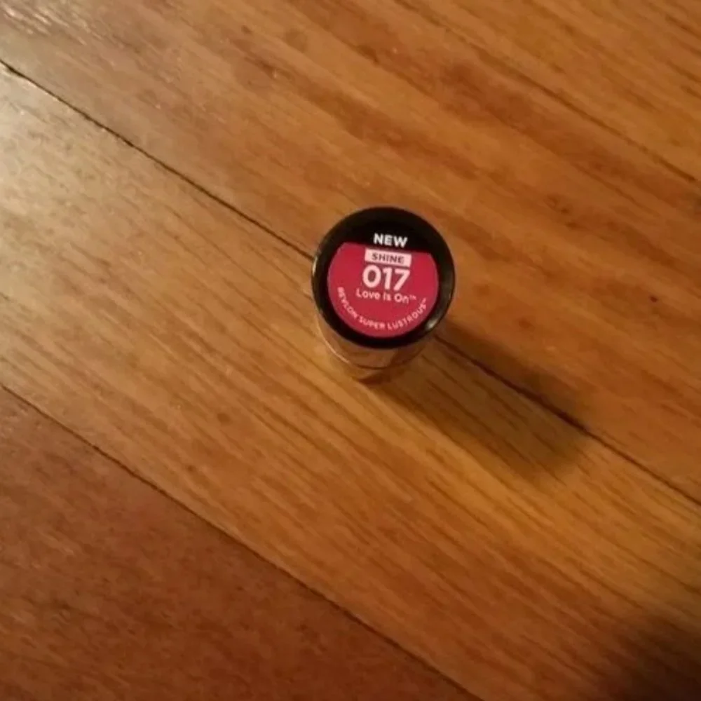 New Revlon Glass Shine Lipstick 017 Love is On